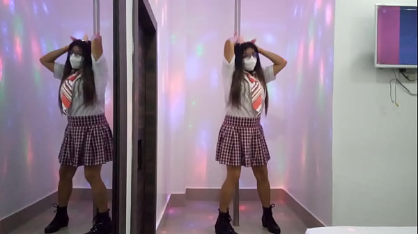 ESTUDIANTE INDISCIPLINADA MEJORA SUS CALIFICACIONES ENVIANDOLE PORNO CASERO A SU PROFESOR DE FILOSOFIA, LA ZORRA BAILA SEXY EN EL TUBO Y MUESTRA SUS TETAS GRANDES